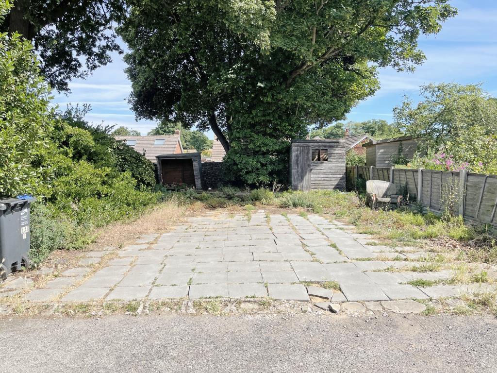Lot: 88 - LARGE TWO-BEDROOM FLAT FOR REFURBISHMENT -